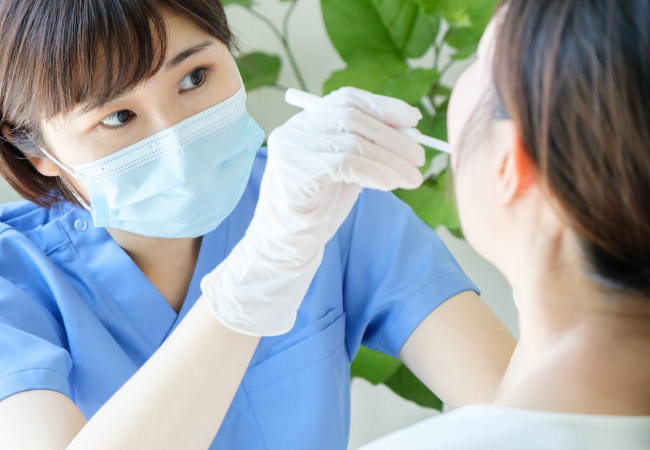 歯をチェックする女性女性歯科スタッフ